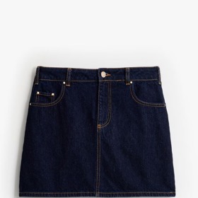 Džínovou mini sukni v námořnicky modrém odstínu prodává třeba Mohito za 679 Kč.