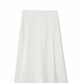 Podobně elegantní kalhoty jako šansoniérka seženete třeba u značky 
Stradivarius za 549 Kč.