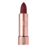 Styl Jenny Ortegy si můžete dopřát i s touto matnou a sametovou rtěnkou od Anastasia Beverly Hills, která vyjde na 690 Kč.
