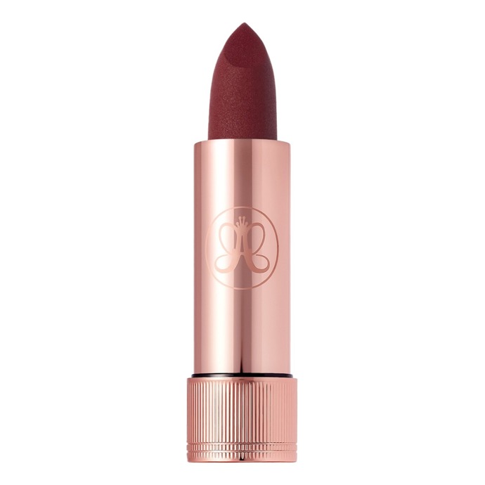 Styl Jenny Ortegy si můžete dopřát i s touto matnou a sametovou rtěnkou od Anastasia Beverly Hills, která vyjde na 690 Kč.
