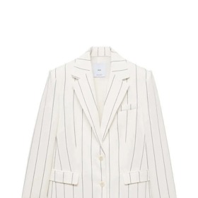 Kontrastní černé prvky okamžitě povýší bílý blejzr na další módní úroveň. Tento smetanový kousek s černými proužky prodává Mango za 2 499 Kč.