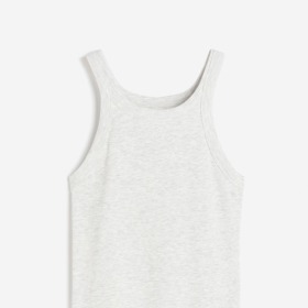 Bílé tílko tvoří jeden ze základů šatníku. Tento žebrovaný kousek pořídíte v H&M za 189 Kč