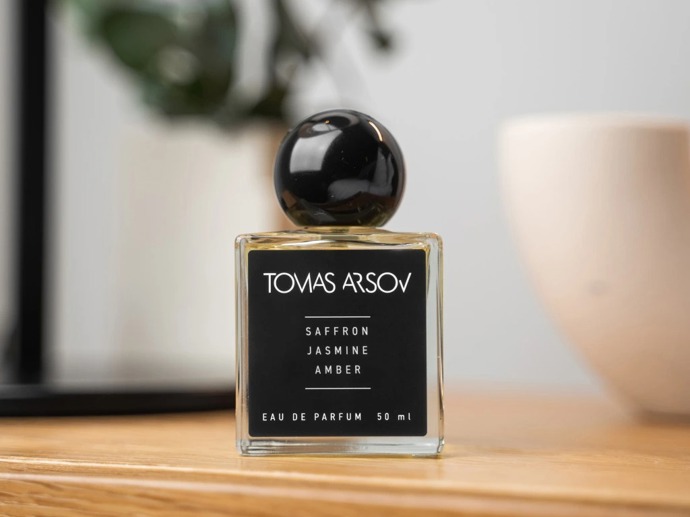 Ve vůni SAFFRON JASMINE AMBER od značky TOMAS ARSOV se jasmín mísí s šafránem, karamelem i hřejivými tóny cedrového dřeva a ambry. Parfém seženete od 1485 Kč.
