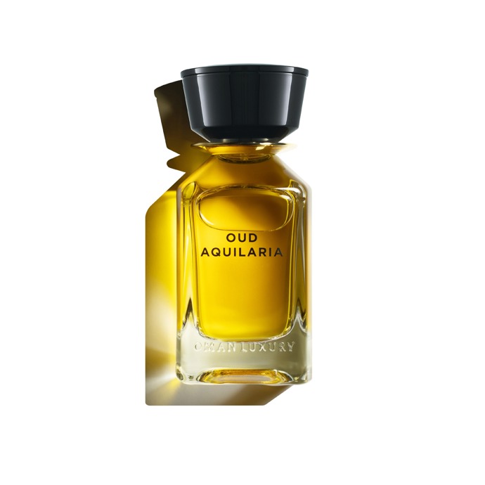 Unisex parfém Oud Aquilaria od Oman Luxury v sobě kombinuje vůni damašské i bulharské růže spolu s jemnými doteky růžového pepře, rozmarýnu, hřebíčkem, šalvějí i jablkem. Parfém, který se skvěle hodí pro přechodné období, pořídíte za 4 725 Kč.