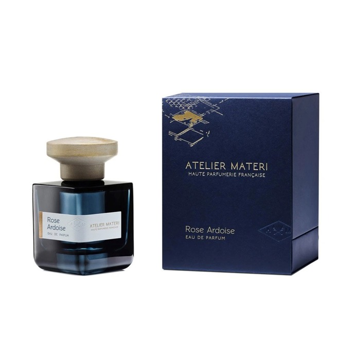 Niche parfém Rose Ardoise od Atelier Materi dává prostor dvěma odrůdám růže: damašské z Turecka s květinovými, ovocnými a kořenitými tóny a stolisté z Grasse s kulatými, teplými a medovými aspekty. Parfém kombinuje ženskost a mužnost, průhlednost a texturu i něžnost a smyslnost. Vůni seženete od 1 230 Kč.