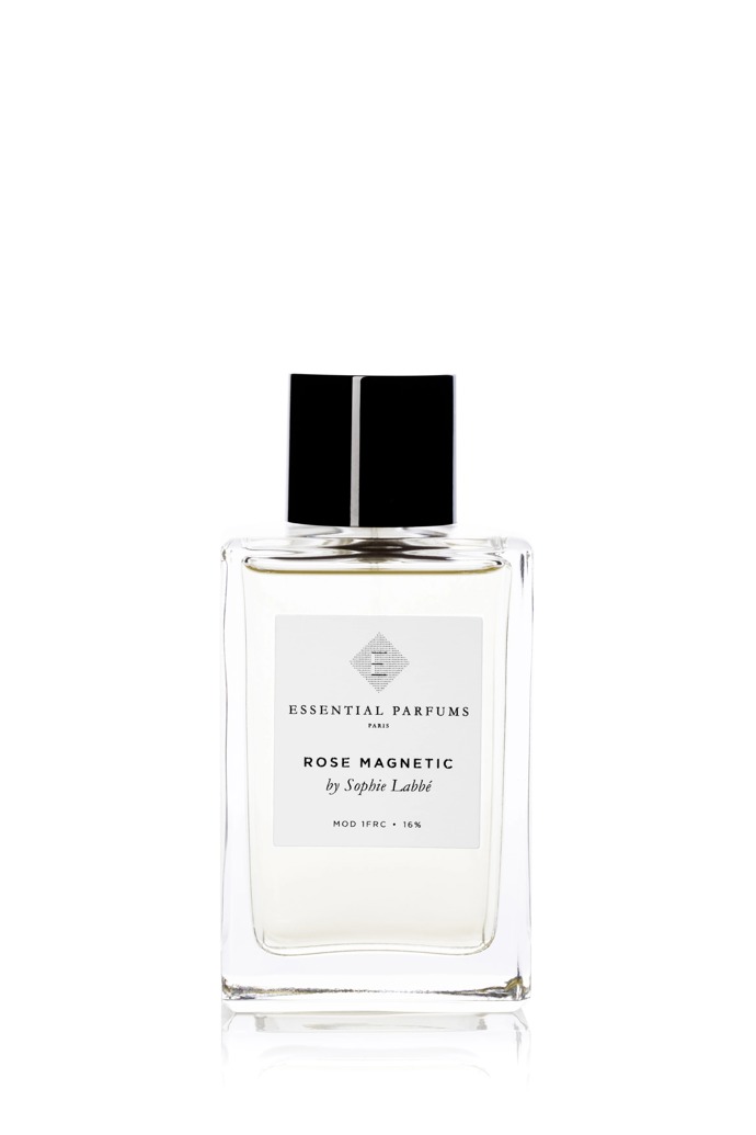 Niche parfém Rose Magnetic od Essential Parfums dává ženskou růži do kontrastu se svěžími tóny grapefruitu a chladivé máty, bezstarostnosti ovocného liči i smyslností cedrového dřeva, pižma a přírodní madagaskarské vanilky. Parfém vyjde na 2 200 Kč.