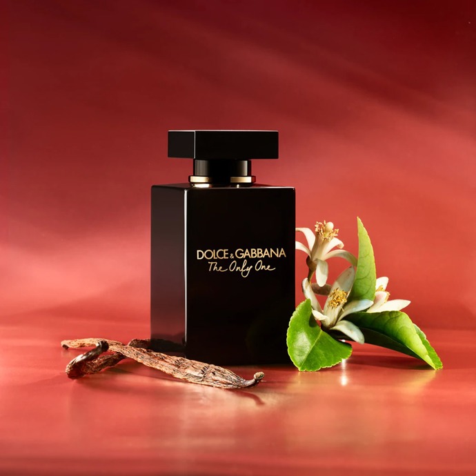 Parfémovaná voda The Only One Intense od Dolce&Gabbana v sobě kromě opojného a podmanivého jasmínu kombinuje ještě
šťavnatost italských mandarinek, citrusově sladké neroli s lehce nahořklým podkresem i svěží vůni křupavého zeleného jablka. Nechybí ani tóny hřejivé vanilky a jemného kašmírového dřeva. Vůni seženete od 2313 Kč.