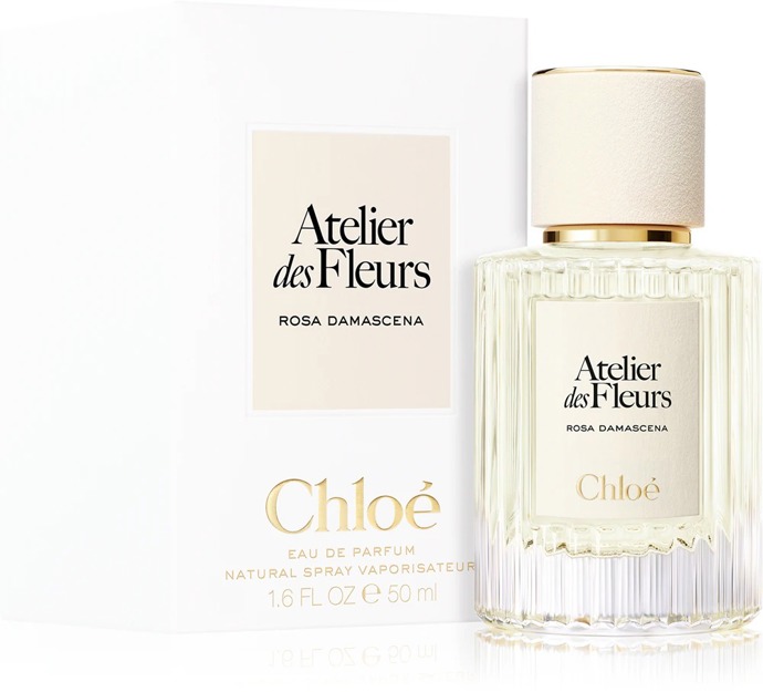 Parfémovaná voda Atelier des Fleurs Rosa Damascena od Chloé přináší neotřelou esenci růže. Místo okvětních lístků zvýrazňuje její zelené části a připomíná, že růže není jen řezanou květinou na ozdobu, ale součástí celého keře – živou, svěží a lehce medově nasládlou. Zelený charakter růže působí jiskřivě, přirozeně a zároveň si uchovává jemnost a smyslnost. Parfém stojí 3 159 Kč.