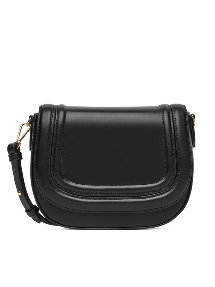 Svůj look herečka také crossbody kabelkou. Tento model má v nabídce značka DeeZee za 799 Kč.