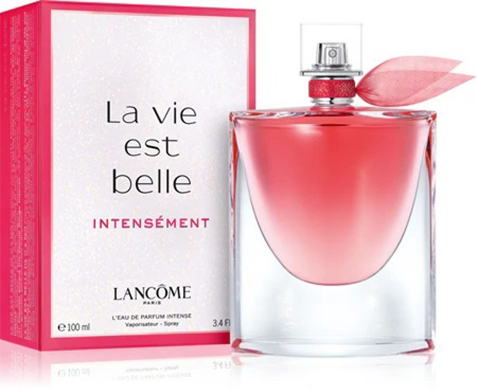 Opojný jasmín se v parfému la vie est belle Intensément od Lancôme snoubí se sladkým i svěžím bergamotem,  růžovým pepřem, šťavnatou malinou, pomerančovým květem. pačuli, kosatcem, smyslnou sladkostí benzoe a vanilkou. Parfém koupíte od 2358 Kč.
