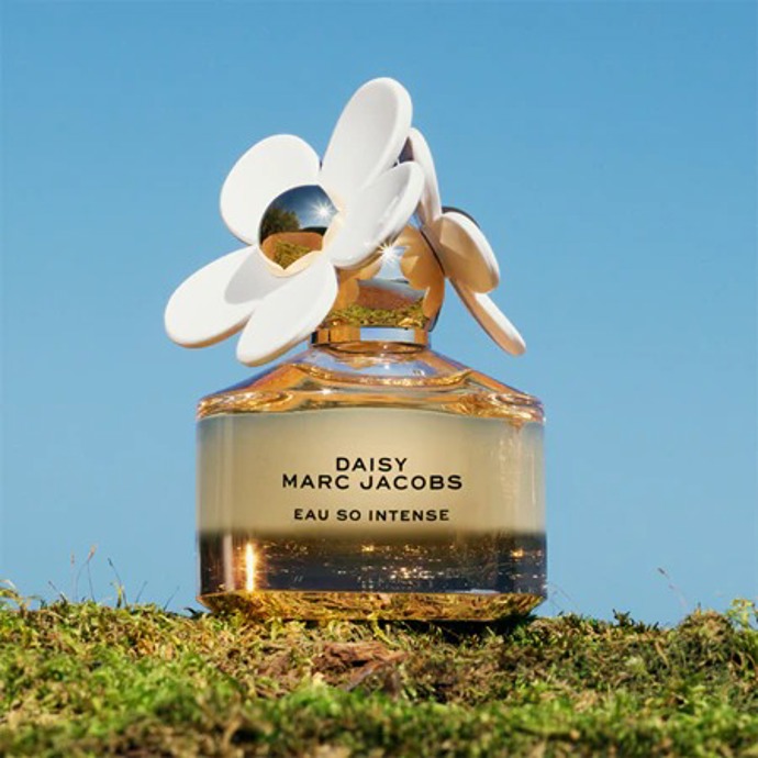 Pokud vás opojná vůně vanilky láká, ale nemáte s ní zatím moc zkušeností a nechcete to na začátek přehnat, parfém Daisy Eau So Intense od Marc Jacobs je tou správnou volbou. Troška vanilky se v této vůni krásně spojila s tóny čerstvé jahody, hrušky, bergamotu, medu i květů jasmínu, ale také mechu, pižma a benzoinu. Vůně je k mání od 1 196Kč