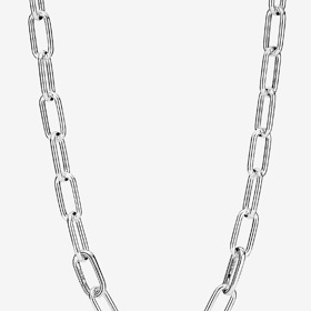 Zuzana Bubílková doplnila svůj outfit řetízkovým náhrdelníkem s většími články. Tento stříbrný model koupíte u Pandory za 3 409 Kč.