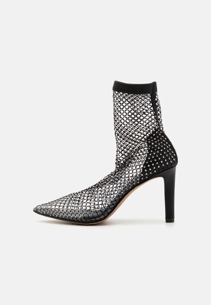 Svůj outfit můžete ponožkovými kozačkami oživit i vy. Tento model seženete u značky Call it Spring za 2 800 Kč.