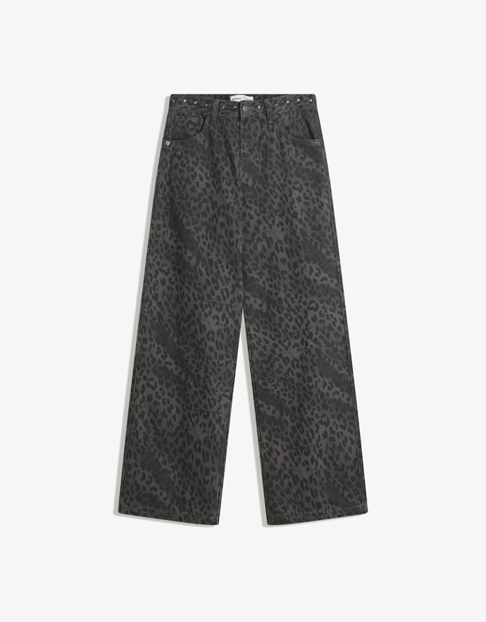 Kalhoty s rovnými nohavicemi, zvířecím potiskem a cvočky, Bershka,
999 Kč