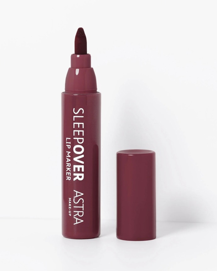 K podobnému ombré efektu, jaký herečka nosí, si můžete pomoct třeba tímto fixem na rty od Astra Make-up, který pořídíte za 123 Kč.