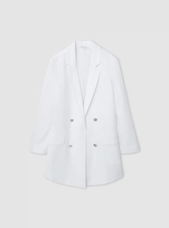 Bílé oversize sako dodalo Ivinu looku byznysový šmrnc. Tento otevřený model s knoflíky najdete u značky Terranova. Stojí 1 099 Kč.