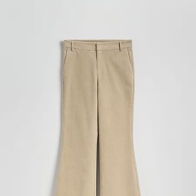 Manšestrové zvonové kalhoty inspirované těmi, které oblékla Aňa Geislerová, najdete v Reserved za 899 Kč.