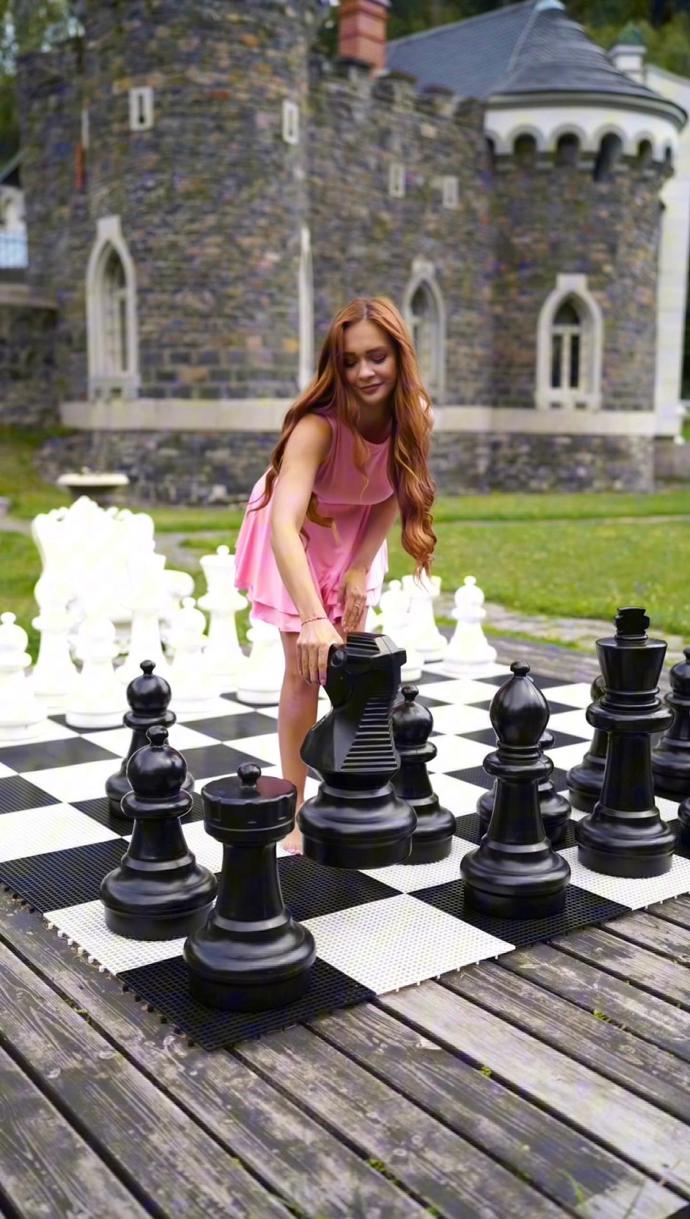 Modelka Iveta Kindlmanová na hradě Kunzov.