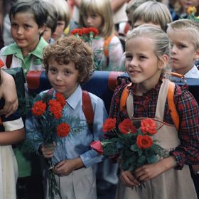 Seriál sleduje osudy žáků, učitelů a jejich rodin, které spojuje jedna škola.
