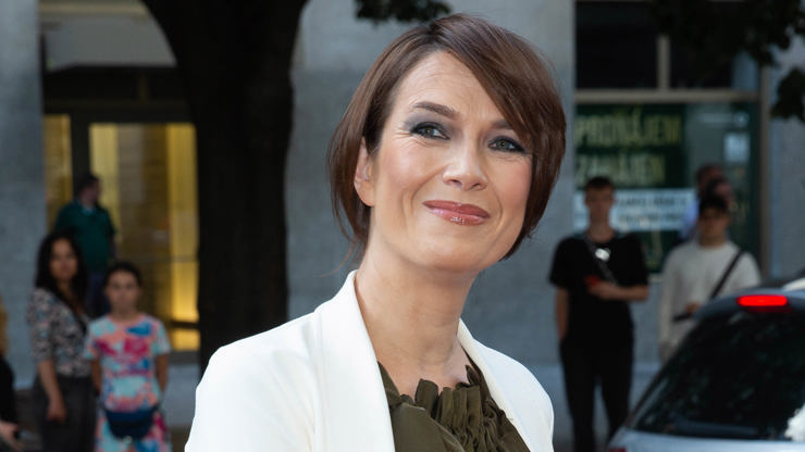 Herečka Tereza Kostková vypadala v bílé opravdu šik.