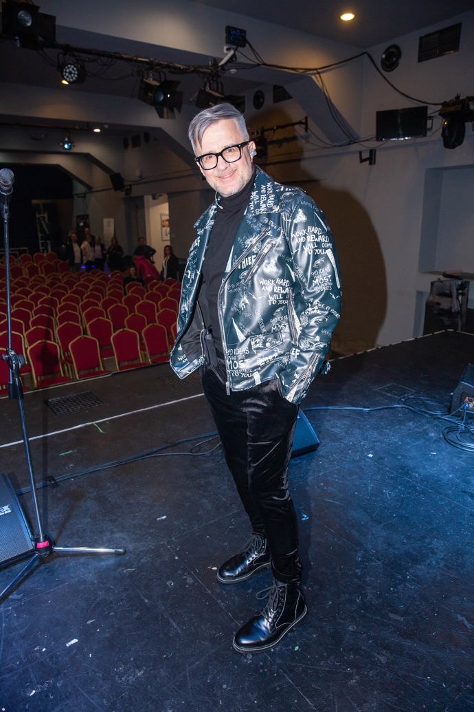 K výrazné bundě se hodí černý zbytek outfitu. 