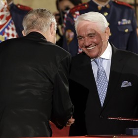 Jiří Krampol dostal státní vyznamenání v roce 2018.