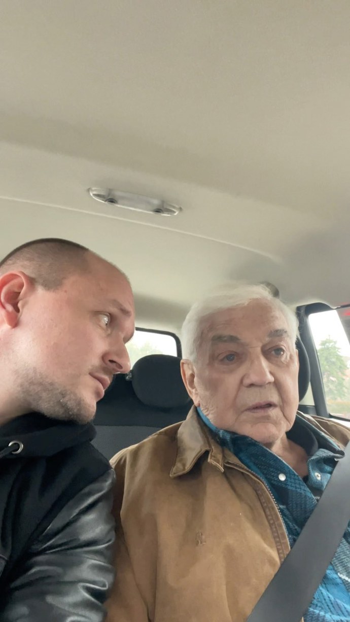 Jiří Krampol a Tomáš Zajíc alias Teniskožrout. Ten zachránil kamarádovu čest a zařídil mu pohřeb.