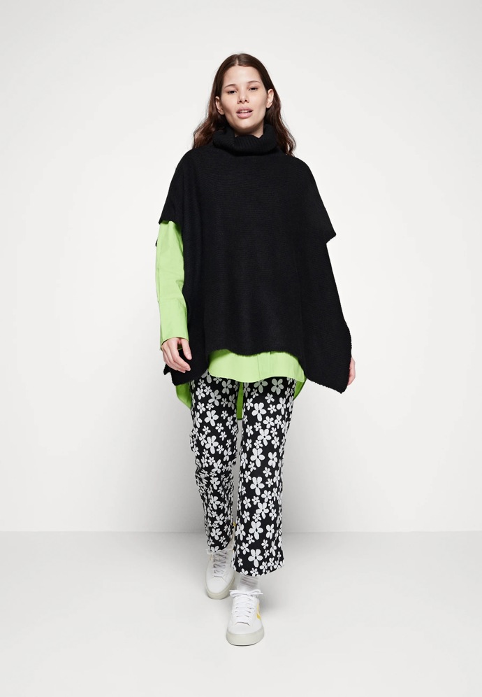 Místo toho v ulicích často vidíme outfity s neforemnými oversize střihy (i ty se musí umět stylovat)...