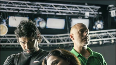FOTO: Luisa Ranieri sleduje své fotografie.