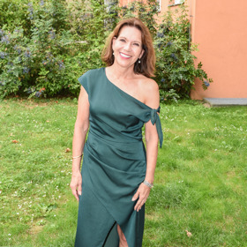 Michaela Dolinová vsadila na oslavě Elišky Bučkové na eleganci se svěžími prvky.