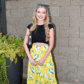 Michaela Pecháčková zazářila ve žluto-zelené letní sukni s vysokým pasem a v černém crop topu. 