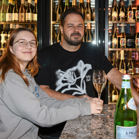 Už teď hraje Alice Ládková na bubny a věnuje se zpěvu.