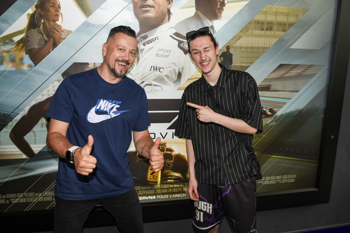 Alex říká, že jablko nepadlo daleko od stromu. 