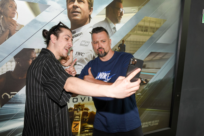 Táta se synem nedávno vyrazili také na premiéru filmu F1 s Bradem Pittem v hlavní roli.