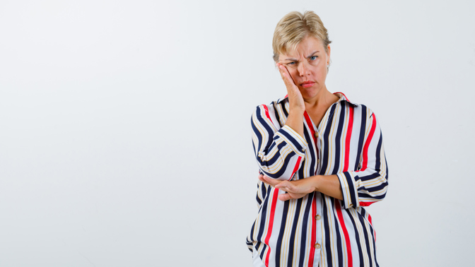 ustaraná, pobouřená, rozhozená