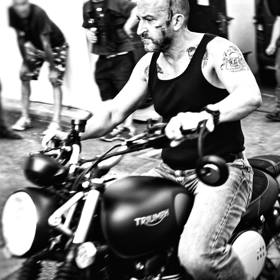 Martin Hofmann na motorce.