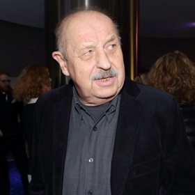 Oldřich Vlach byl mistrem vedlejších rolí. Exceloval například ve filmu Vesničko má středisková, ale zahrál si i v kriminálce Čas pracuje pro vraha.