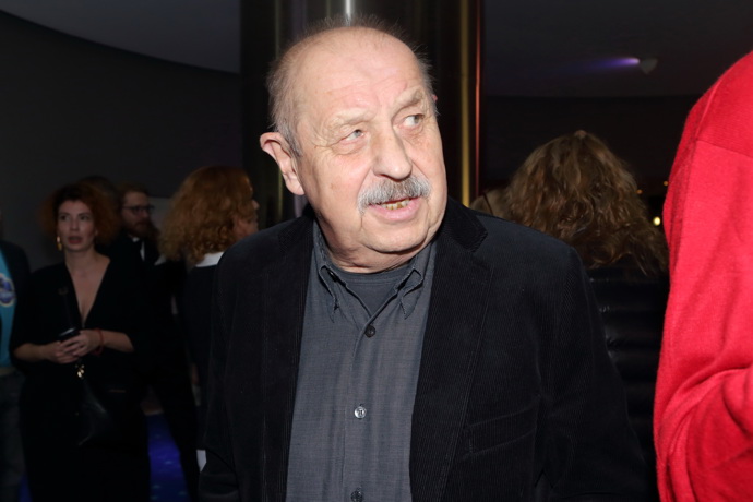 Oldřich Vlach byl mistrem vedlejších rolí. Exceloval například ve filmu Vesničko má středisková, ale zahrál si i v kriminálce Čas pracuje pro vraha.