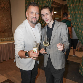 Komik Michal Kavalčík alias Ruda z Ostravy se na premiéře pochlubil synem Alexem. Ten oblékl kárované sako Bandi a doplnil ho teniskami.