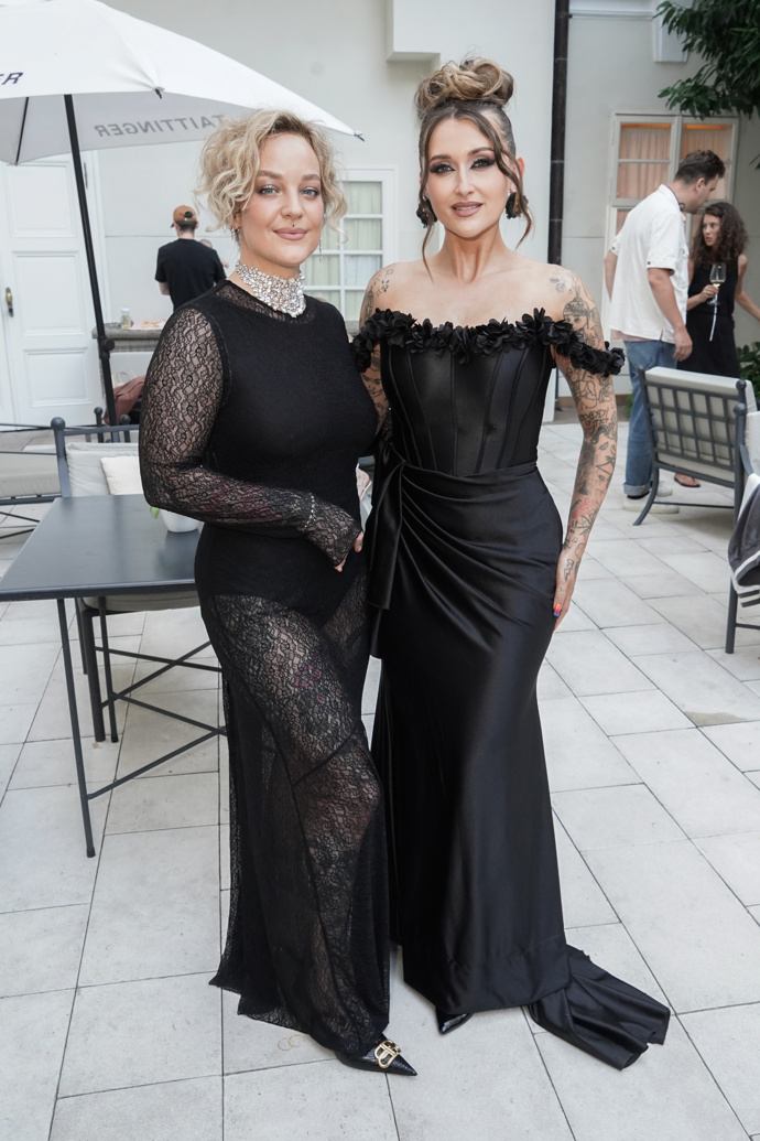 Rapperka Sharlota ve velmi elegantních šatech a vizážistka Kateřna Koki Mlejnková v o něco odvážnějším průsvitném maxi modelu