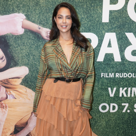 Zpěvačka Zea zkombinovala šik asymetrickou volánovou sukni s trendy kostkami a kozačkami.