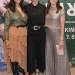 Trojlístek hereček, které ve filmu ztvárnily hlavní role, nemohl být na pražské premiéře oblečen rozdílněji. 