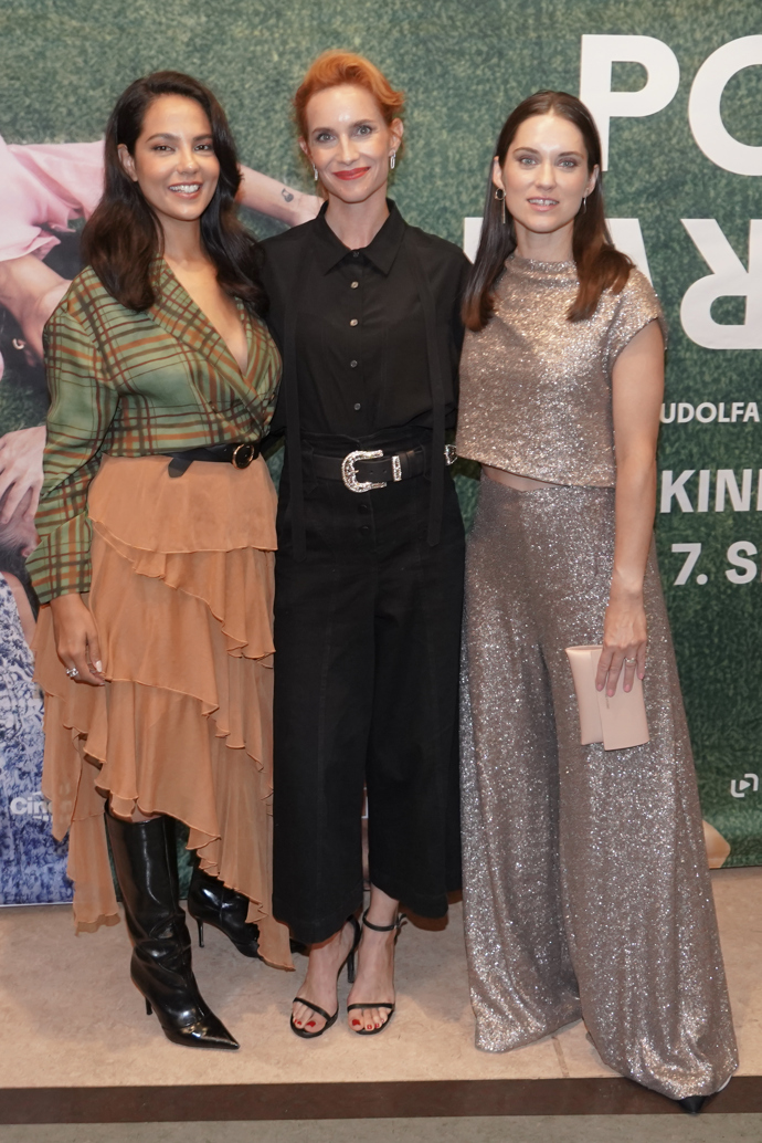 Trojlístek hereček, které ve filmu ztvárnily hlavní role, nemohl být na pražské premiéře oblečen rozdílněji. 