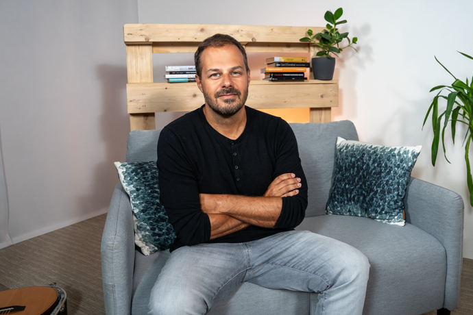 Muzikant Xindl X představí v talkshow Na kafeečko svoji novou píseň. 