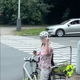 Cyklistka na řidiče ukázala prostředníček.