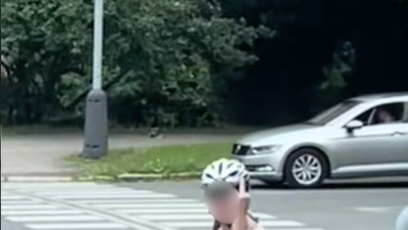 FOTO: Cyklistka na řidiče ukázala prostředníček.