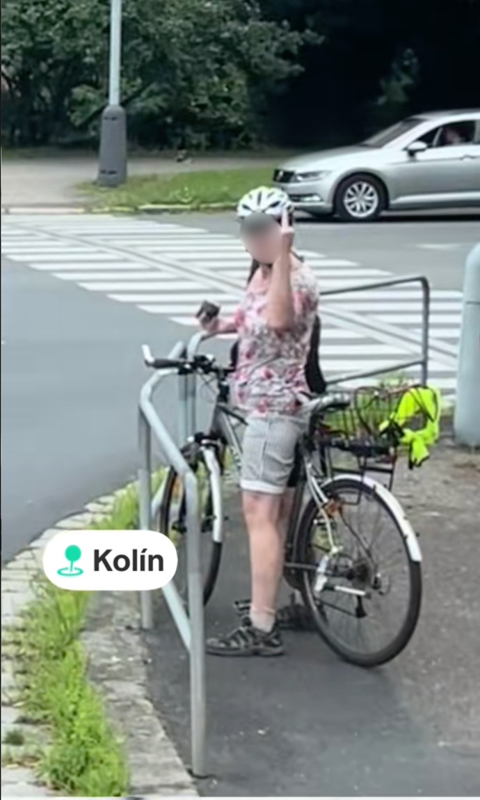 Cyklistka na řidiče ukázala prostředníček.