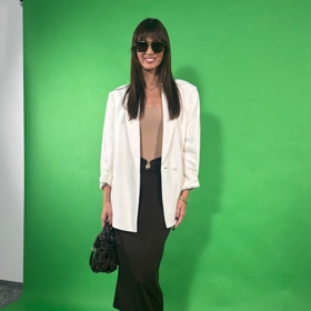 S čím si bílá opravdu rozumí, tak to jsou odstíny hnědé jako v tomto outfitu. Stylistka Nikola Marková zvolila trendy sukni s řasením a ozdobou nad pupíkem. 