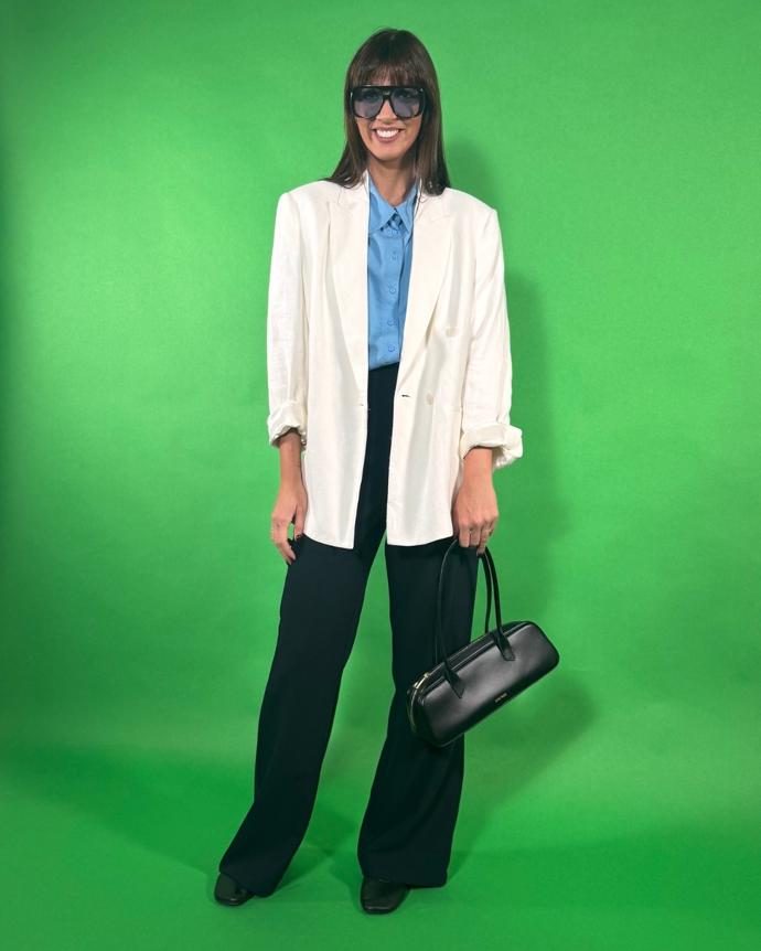 Bílé sako můžete přihodit i na outfit s více barvami, jako zde například modrá košile i tmavě modré kalhoty. 