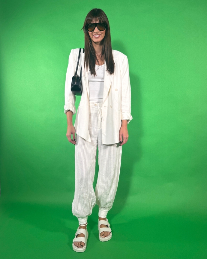 Odlehčený letní outfit i do babího léta, právě s přidáním saka. Monochromatika a kontrastní kabelka - nemusí být černá, ale klidně jakékoliv barvy. 